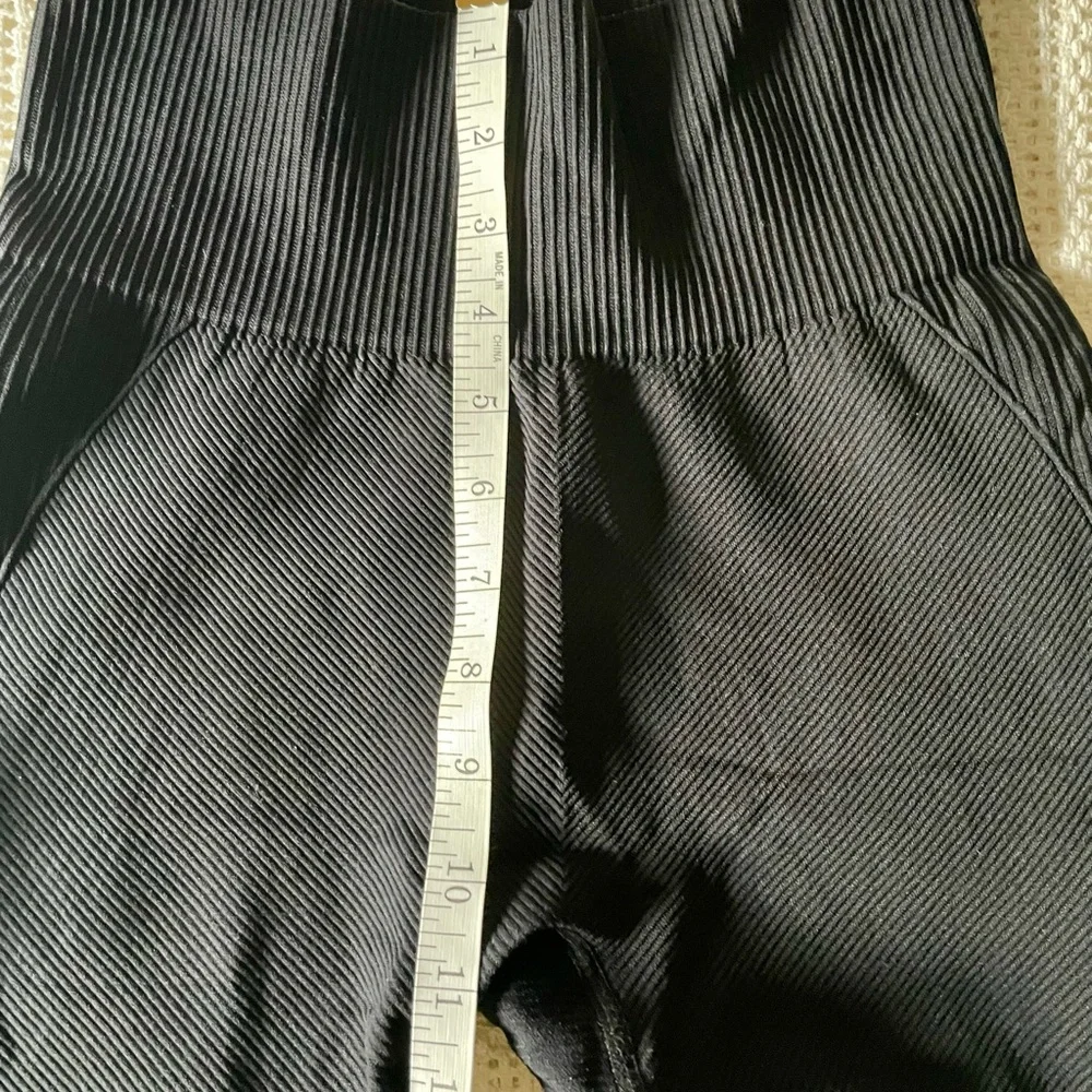 ZYIA Black Angle Grid Performance High
Rise 7/8 24" size 6/8 - Picture 6 of 7